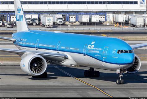 klm boeing 777 300er.